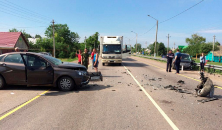 Трое детей пострадали при столкновении «Лады» и кроссовера на трассе в Воронежской области