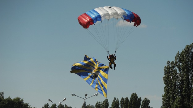 Воронежские спасатели-парашютисты приступили к учениям в Ленинградской области