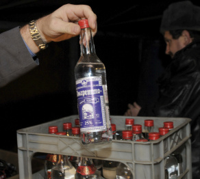 В Воронеже супружеская пара организовала производство поддельного алкоголя в квартире