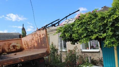 В ольховатском селе от удара молнии сгорела крыша дома