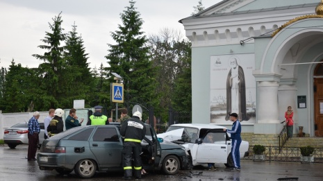 В Острогожске столкнулись ВАЗы: пострадали 2 человека