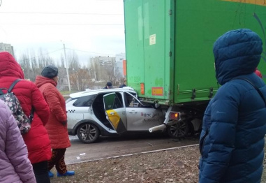 Водитель такси врезался в припаркованную фуру в Воронеже и погиб