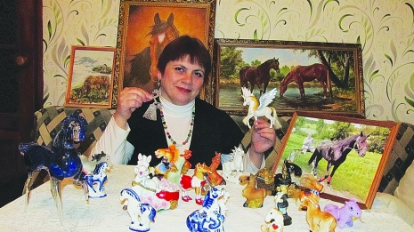 Жительница Эртиля собрала более 60 сувениров и картин с изображением лошадей