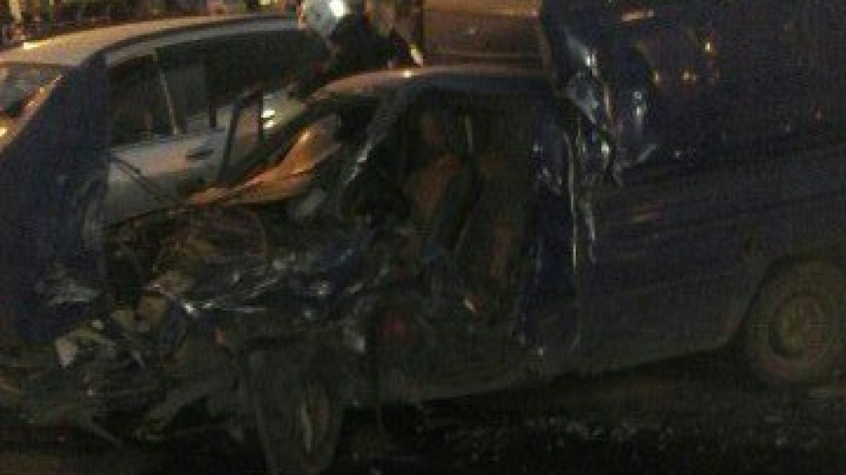 В Воронеже в массовом ДТП с участием 6-ти авто пострадали два человека