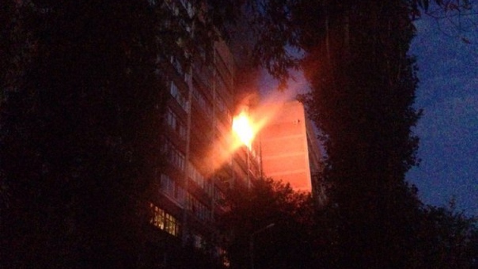 В Воронеже спасатели эвакуировали 50 человек из горящего жилого дома