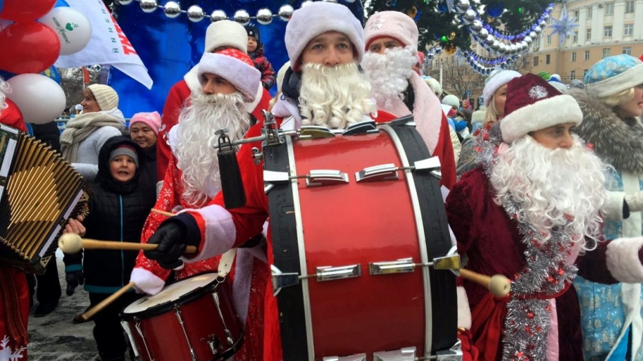 В Воронеже начался парад Дедов Морозов и Снегурочек