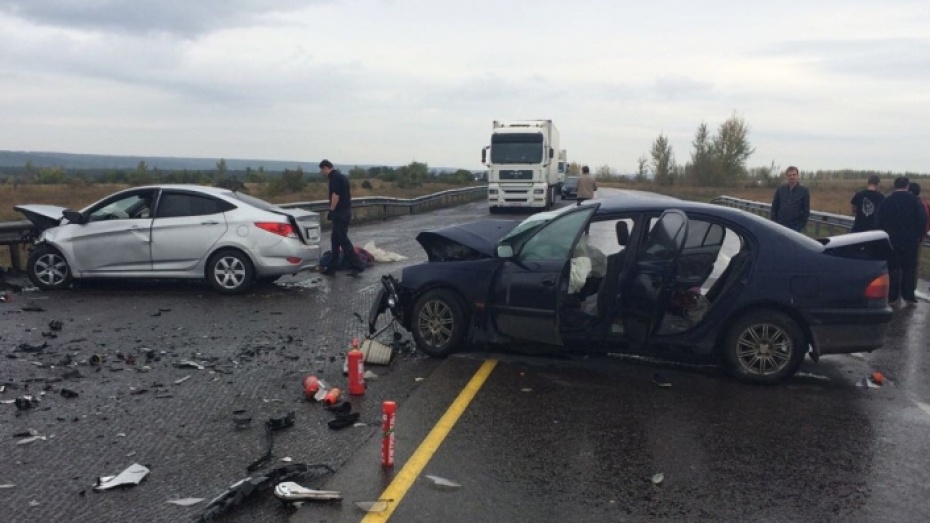 В ДТП 2-х иномарок под Воронежем погибла женщина, еще четверо пострадали