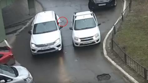 Появилось видео стрельбы автомобилиста во дворе Воронежа из-за парковки
