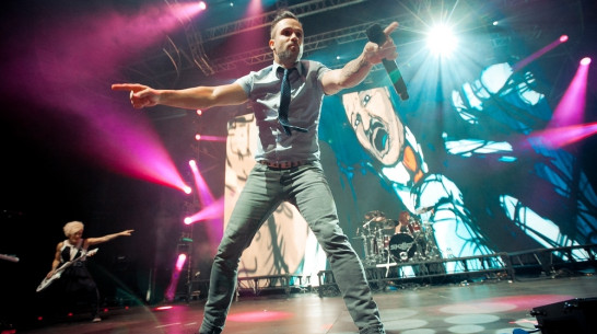 На концерт американских рокеров Skillet воронежцы пришли с тарелками, конфетами и сковородой