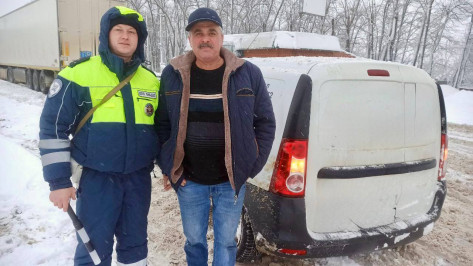 Воронежские полицейские помогли вытащить автомобиль из кювета