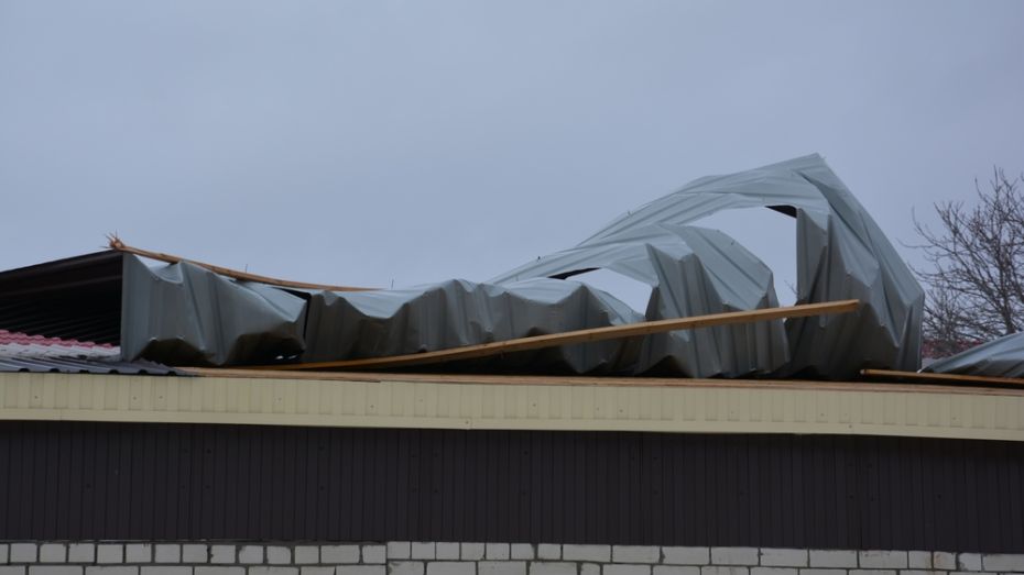 В Поворино шквалистый ветер повредил крышу пришкольной постройки и козырек магазина 