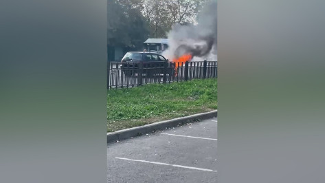 Машина загорелась на проезжей части возле Воронежского педуниверситета утром 19 сентября