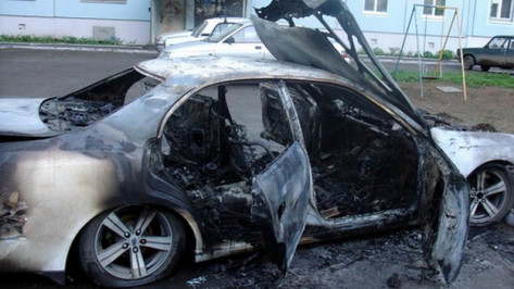 В Новохоперске сгорел автомобиль, пока его владелец стоял в банковской очереди