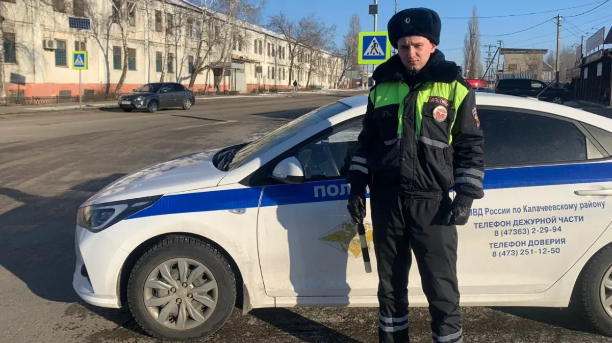 В Воронежской области инспекторы ДПС спасли пенсионерку, которой стало  плохо на улице