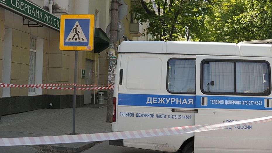 СМИ: У погибшего в банке в Воронеже мужчины нашли макет бомбы