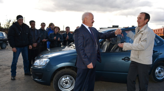 Нижнедевицкому животноводу за производственные успехи подарили автомобиль