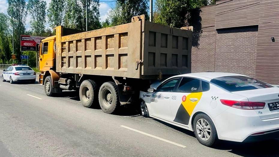 Такси влетело под самосвал в Воронеже: пострадали женщина и 4-летний ребенок