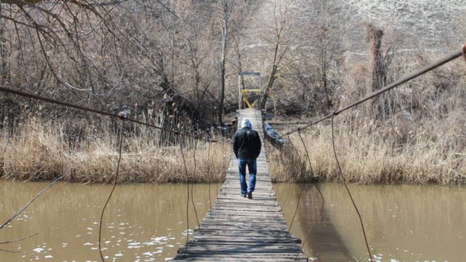 В Петропавловском районе 40-летний мужчина, прыгнув в воду с навесного моста, повредил шею