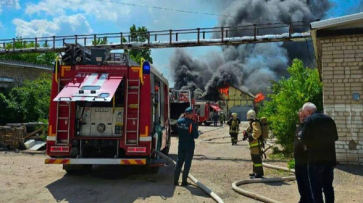 В Воронеже крупный пожар произошел на складе в Придонском: видео