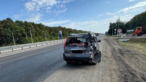 В Воронежской области 66-летний водитель Nissan пострадал после столкновения с фурой