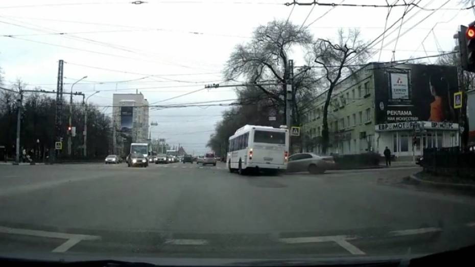 Столкновение автобуса №41 и иномарки в Воронеже попало на видео