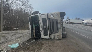 Под Воронежем опрокинулась фура: водитель попал в больницу