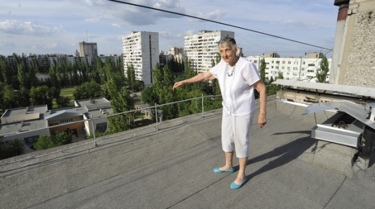 81-летняя пенсионерка из Воронежа забирается на крыши и спускается в подвалы