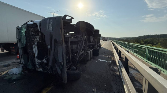 Перевернувшаяся фура сковала трассу в Воронеже более чем на 7 часов