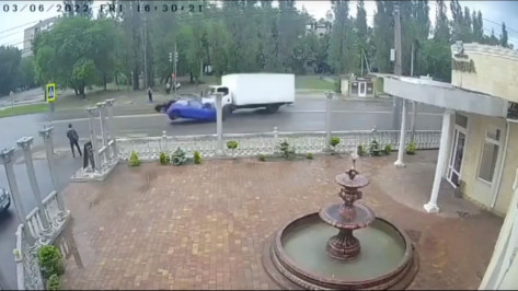 В соцсети опубликовали видео смертельного ДТП с иномаркой и грузовиком Isuzu в Воронеже