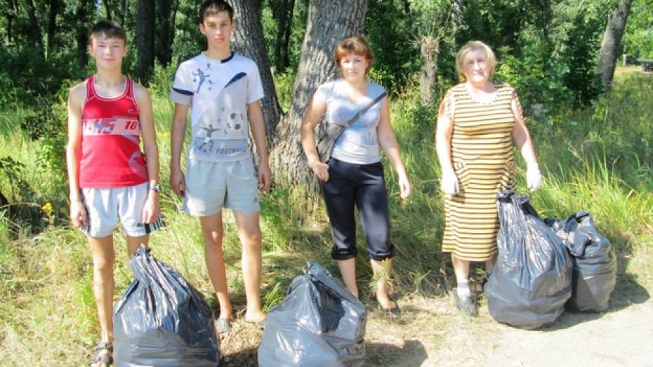 Жители одного из сел Поворинского района привели в порядок берег Хопра
