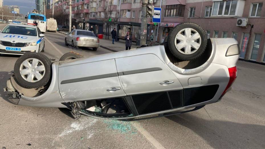 На Московском проспекте в Воронеже перевернулся Renault Megane