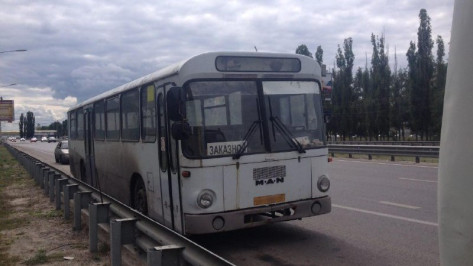 В Воронеже крупногабаритный автобус на месяц бросили на Московском проспекте 
