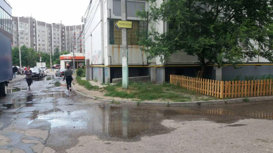 В Воронеже у дома на Московском проспекте из-за коммунальной аварии образовалось «озеро»