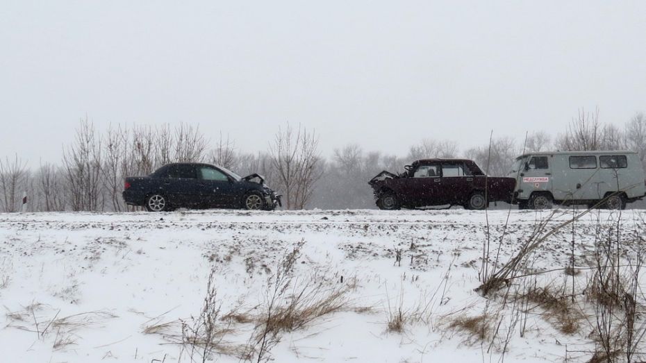 Mitsubishi врезался в «ВАЗ» в Воронежской области: 1 погибшая и 3 раненых