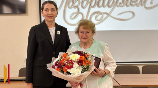 Бутурлиновскому стоматологу вручили знак «За заслуги перед Воронежским здравоохранением»