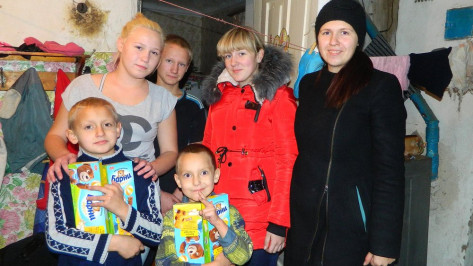 В Семилукском районе сестры милосердия угостили печеньем детей из малообеспеченных семей