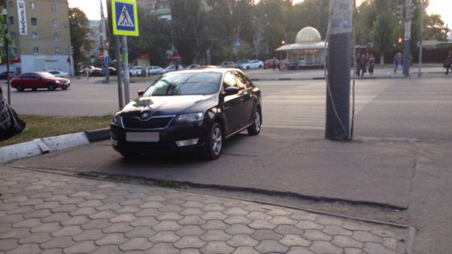 Водитель иномарки заплатит штраф за парковку на тротуаре в Воронеже