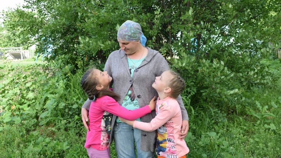 Онкобольная мать-одиночка попросила помощи в сборе двойняшек в школу в Воронежской области