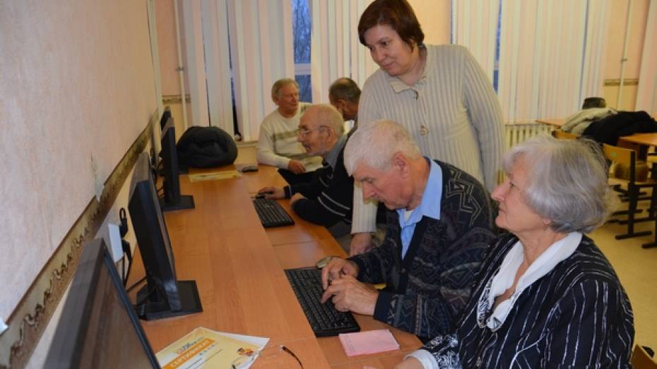 Поворинские пенсионеры освоили компьютер