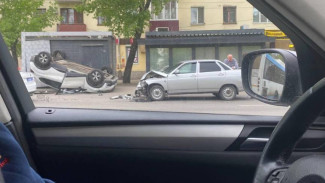 Автомобиль Renault перевернулся на улице Богдана Хмельницкого в Воронеже