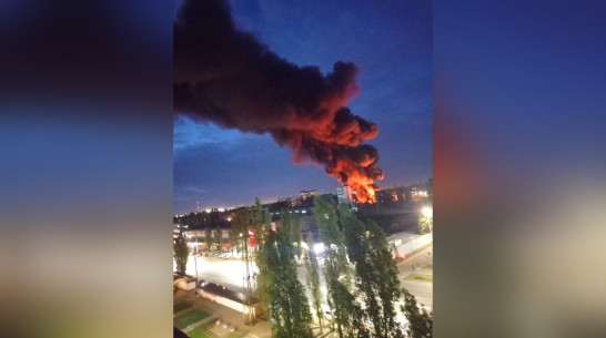 Склад с пластиком загорелся на Машмете в Воронеже