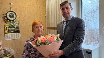 Первый заместитель председателя правительства Воронежской области Данил Кустов вручил новогодние подарки блокаднице Тамаре Агибаловой