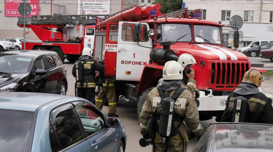 Возле многоэтажки на Московском проспекте в Воронеже собралось 8 пожарных машин