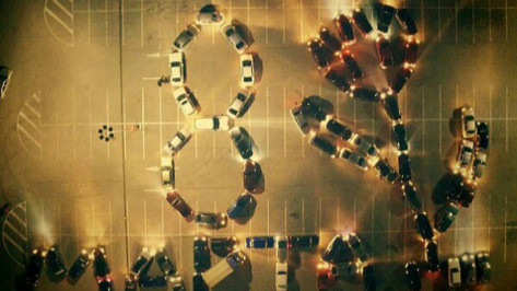 Автомобилисты поздравили жительниц Воронежа с 8 Марта флешмобом