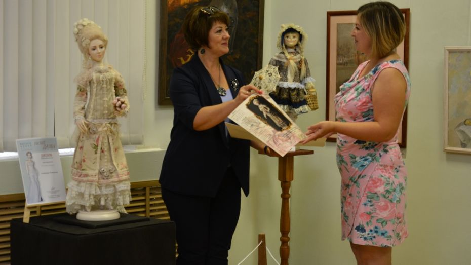Острогожская художница выбрала имя для созданной ей в образе дамы XVIII века куклы