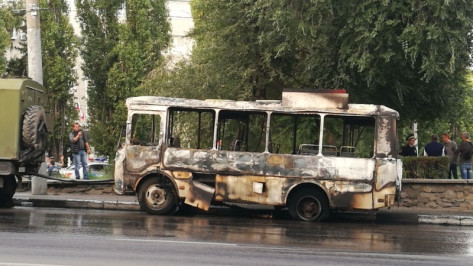Горевшая в центре Воронежа маршрутка попала на видео