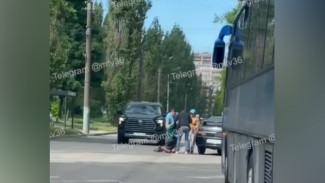 В Воронеже на пешеходном переходе иномарка сбила пожилую женщину: видео