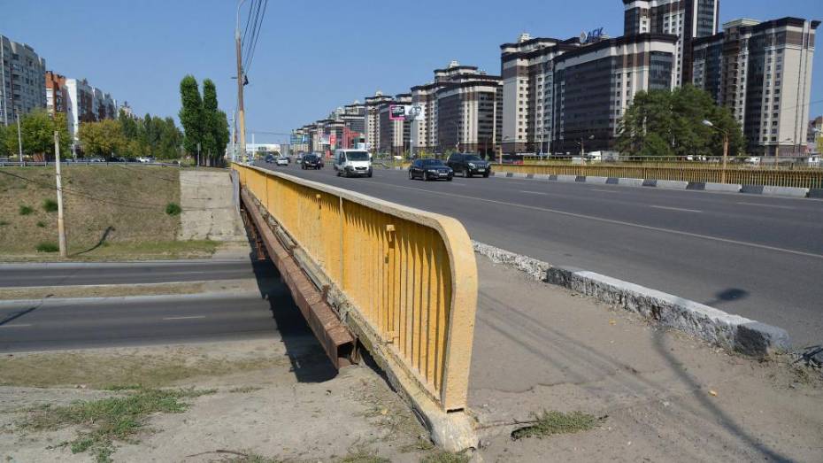 Устранить причину затопления под мостом на бульваре Победы в Воронеже вызвались 5 фирм