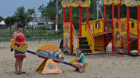 В репьевском селе Россошь построили парк со сценой и детской площадкой 