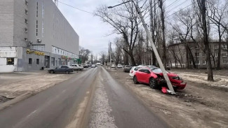 В Воронеже Opel хотел избежать ДТП и врезался в столб: пострадала женщина